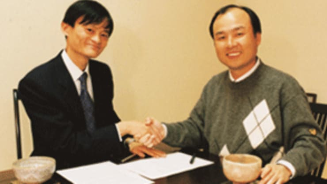 Jack Ma và Masayoshi Son, CEO của SoftBank, bắt tay khi đại gia Nhật đầu tư 20 triệu USD vào Alibaba năm 2000 - Ảnh: Alibaba.