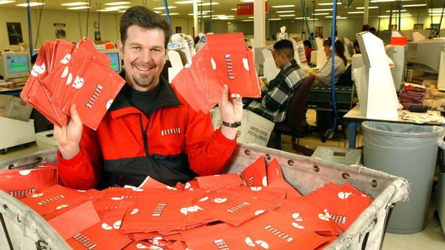 Reed Hastings CEO của Netflix.com bên cạnh thùng băng đĩa chuẩn bị được giao cho khách hàng vào 29/1/2009 tại San Jose, California - Ảnh: CNBC.