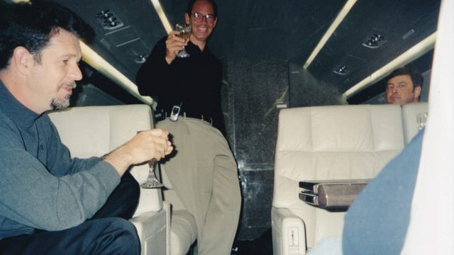 Marc Randolph và Reed Hastings trên một chuyến bay sau khi Netflix niêm yết trên sàn Nasdaq vào ngày 29/5/2002 - Ảnh: Marc Randolph.