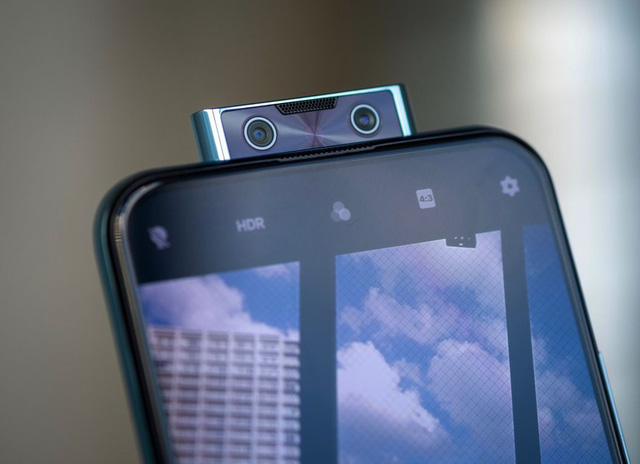 Vivo V17 Pro là smartphone sở hữu camera selfie kép, với camera chính 32MP, camera góc rộng 105 độ.
