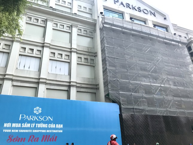 Parkson Đồng Khởi đang đóng kín cho UNIQLO thiết kế cửa hàng đầu tiên tại Việt Nam. Ảnh: Tuyết Ân