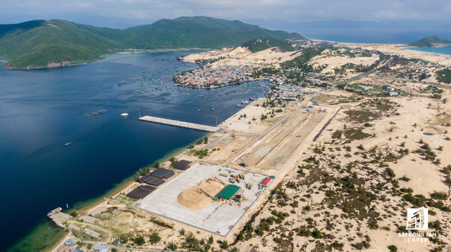 Cảng trung chuyển quốc tế Đầm Môn vẫn đang trong quá trình triển khai xây dựng. Đây là một trong những "công cụ" mà nhiều cò đất mang ra để thuyết phục khách hàng mua đất.