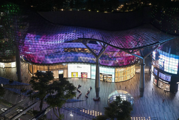 Một trung tâm thương mại sang trọng ở khu Orchard Road (Singapore) - Ảnh: BLOOMBERG
