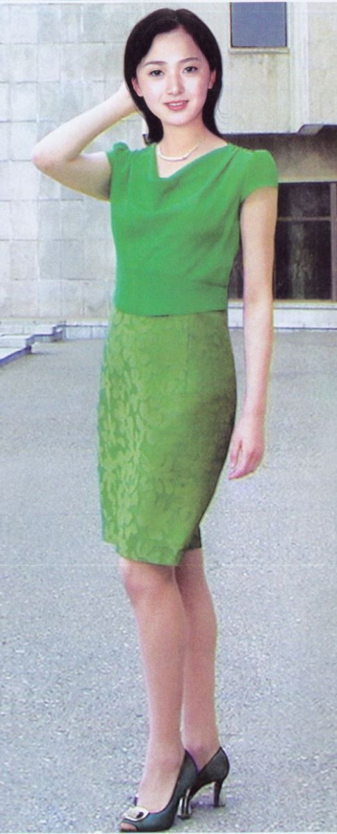 Trang phục nữ giới được đánh giá mang hơi hướng thập niên 90 của thế kỷ trước. Ảnh: Daily Mail
