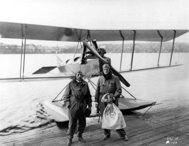 William Boeing và Eddie Hubbard sau chuyến bay đưa thư đầu tiên từ Seattle-Mỹ đến British Columbia-Canada