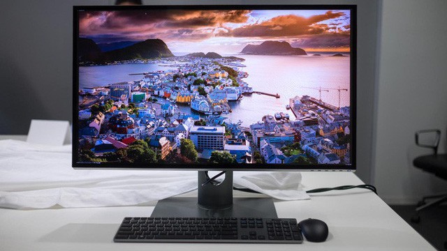 Màn hình 8K Dell Ultrasharp UP3218K, giá 3.700 USD cả chân đế.