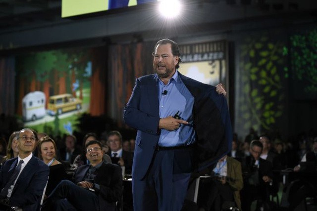 CEO của Salesforce - Marc Benioff - trong bộ áo vest màu xanh navy tại Hội nghị Dreamforce 2017. (Ảnh: Michael Short | Bloomberg via Getty Images)