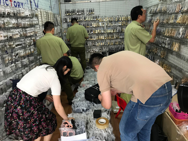 Đại diện hãng cùng lực lượng QLTT kiểm tra hàng hóa có dấu hiệu vi phạm tại chợ Ninh Hiệp, Gia Lâm, Hà Nội