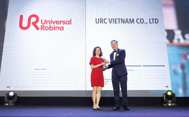 Bà Nguyễn Xuân Diệu Hiền, Trưởng phòng nhân sự công ty URC nhận giải thưởng Công ty có môi trường làm việc tốt nhất