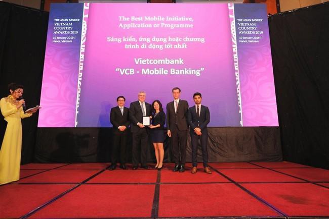 Ông Thomas William Tobin – Giám đốc Khối Bán lẻ Vietcombank (Thứ 2 từ trái sang) nhận giải thưởng từ đại diện tạp chí The Asian Banker.