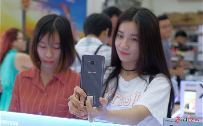 Một người dùng đang thử camera trên smartphone Samsung - Ảnh: Hải Đăng