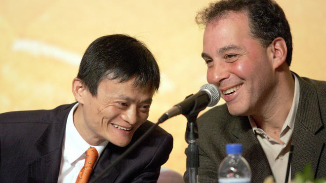 Jack Ma và CEO của Yahoo, Daniel Rosensweig, trong buổi họp báo công bố thương vụ đầu tư tại Bắc Kinh năm 2005 - Ảnh: Alibaba.