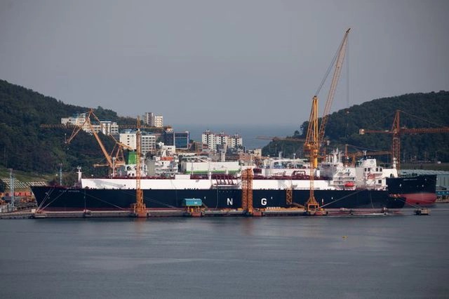Một tàu chở LNG đang trong quá trình hoàn thiện tại Geoje (Hàn Quốc)