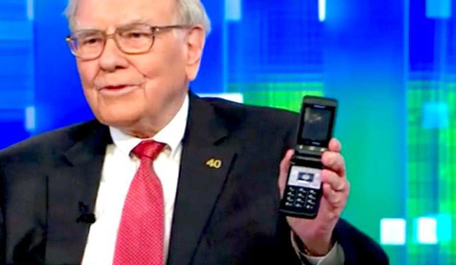 Warren Buffett vẫn dùng điện thoại nắp gập.