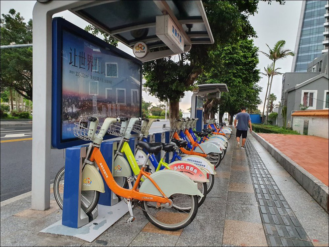 Xe đạp dựng ở lề đường cho khách thuê chạy - Ảnh: Hải Đăng