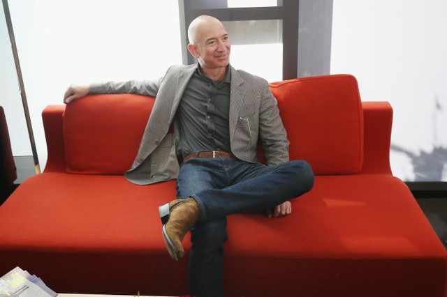 CEO Amazon Jeff Bezos rất hay mặc blazer của Cucinelli. (Ảnh: Phillip Faraone | Getty Images)