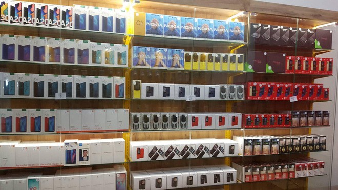 Điện Thoại Siêu Rẻ sẽ chỉ kinh doanh những mẫu máy giá rẻ và tầm trung (từ 8 triệu đồng trở xuống). Qua hình ảnh, người dùng có thể nhận ra sự có mặt của những mẫu smartphone giá rẻ như Xiaomi Redmi 7A, Huawei Y7 Pro, Samsung Galaxy A20, Oppo A3s... hay những mẫu điện thoại cơ bản như Nokia 3310, Nokia 150... Vì vậy, đừng mong đợi việc bạn có thể mua những siêu phẩm như iPhone XS Max hay Galaxy Note 10 với giá rẻ ở đây.