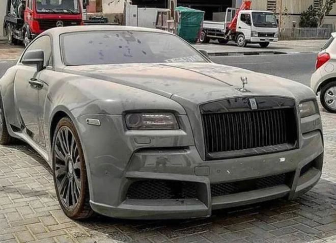 Một chiếc Rolls-Royce Wraith Novitec nổi tiếng, bị bỏ quên trên đường phố Dubai.