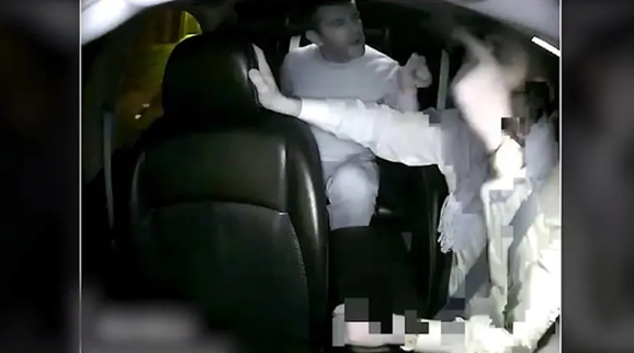 Cảnh CEO Travis Kalanick "tấn công" tài xế Uber