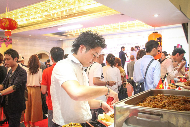 Hình ảnh khách mời tham gia bữa tiệc “Bùng vị ẩm thực” cùng tương ớt CHIN-SU