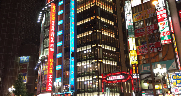 Các quán karaoke tại Kabukicho - một trong những khu vực ăn chơi sôi động nhất thủ đô Tokyo. Ảnh: Ngọc Thanh