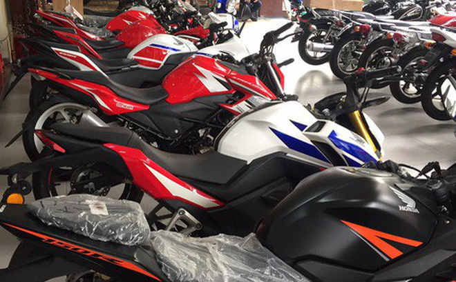 Những mẫu môtô phân khối lớn của Trung Quốc được bày bán tại một cửa hàng xe máy lớn ở TP HCM