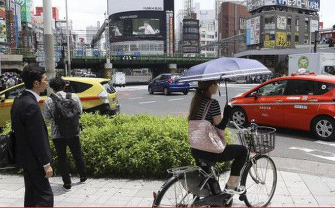 Với một bộ phận người dân Nhật Bản hiện nay, xe hơi không chỉ là một phương tiện di chuyển, mà còn là một không gian riêng tư để họ có thể nghỉ ngơi hoặc ăn uống. (Ảnh: LUDOVIC MARIN)