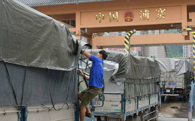 Xe chở nông sản xuất khẩu được làm thủ tục thông quan từ sáng sớm ngày 24/10 tại cửa khẩu Tân Thanh