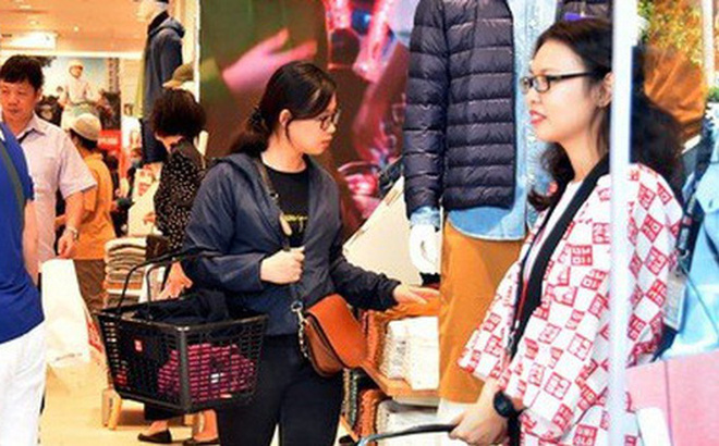 Cửa hàng UniQlo Đồng Khởi (TP HCM) thu hút hơn 10.000 lượt khách trong ngày đầu khai trương Ảnh: TẤN THẠNH