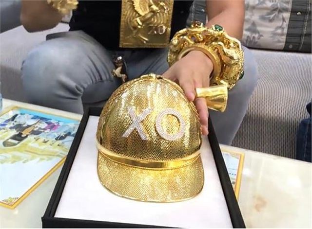 Chiếc mũ vàng mới tậu trị giá 1,8 tỷ đồng của Phúc XO