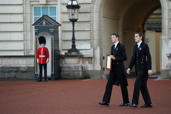 Các nhân viên Điện Buckingham ở London thông báo về sự qua đời của Nữ hoàng Elizabeth II vào ngày 8-9 - Ảnh: REUTERS