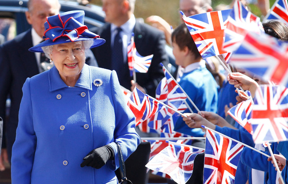 Nữ hoàng Anh Elizabeth II được chào đón trong một sự kiện ở Cambridge (Anh) vào tháng 4-2011 - Ảnh: REUTERS