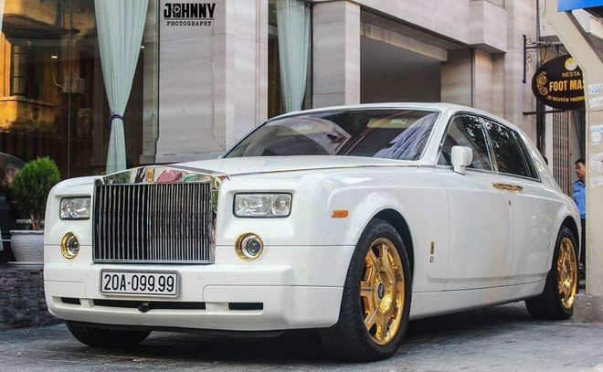 Cận cảnh chiếc Rolls-Royce Phantom mạ vàng đang được rao bán.