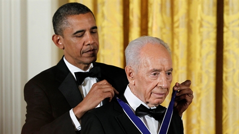 Tổng thống Mỹ Obama trao tặng Huân chương Tự do cho Shimon Peres. Ảnh: Quartz