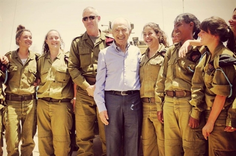 Peres chụp hình cùng các binh sĩ Israel. Ảnh: idfblog.com