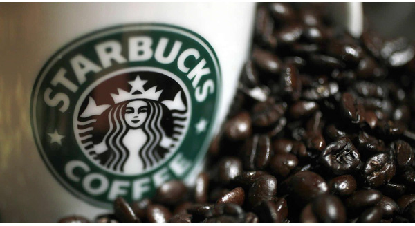Starbucks sẽ hợp tác với Taste Holdings, công ty Nam Phi chuyên về nhượng quyền thương hiệu, để mở ra cửa hàng đầu tiên tại thành phố Johannesburg và lan dần ra các địa phương khác của châu lục này. Stabucks cũng đã mở những cửa hàng ở Ai Cập và Morocco thuộc khu vực Bắc Phi.  Đây không phải là động thái đầu tiên của Starbucks hướng tới thị trường Nam Phi. Nhân cơ hội giải bóng đá World Cup tổ chức tại Nam Phi năm 2010, Starbucks đã hợp tác với Emperica – một công ty marketing – và chuỗi khách sạn lớn nhất Nam Phi, Tsogo Sun, để lần đầu tiên đưa sản phẩm tới thị trường Nam Phi.  Thỏa thuận trên kéo dài tới năm 2011, theo đó, những sản phẩm của Starbucks đã được bán tại các ki ốt bán cà phê mini tại 7 khách sạn thuộc hệ thống Tsogo Sun. Thỏa thuận này mang lại cho Starbucks kết quả mang tính thăm dò trong thời gian cao điểm về du lịch quốc tế của Nam Phi.  Gần 6 năm sau cuộc thăm dò ngắn ngủi đó, Starbucks lại tìm đường tham gia vào thị trường bán lẻ cà phê đầy cạnh tranh trong bối cảnh ngành kinh doanh đồ uống và thực phẩm của Nam Phi đang phát triển với nhiều cửa hàng cà phê đã tạo được chỗ đứng vững chắc.  Mất tới 10 năm để gia nhập, các đối thủ khác đã tràn ngập thị trường  Rất nhiều người sẽ thắc mắc là tại sao Starbucks tốn quá nhiều thời gian chờ đợi để mở cửa hàng đầu tiên tại Nam Phi, đất nước phát triển nhất châu Phi. Trong 10 năm qua, vị trí của các cửa hàng cà phê và nhà hàng trong ngành thực phẩm và đồ uống của Nam Phi đã tăng mạnh, thu hút các chuỗi cửa hàng bán đồ ăn toàn cầu như Dominos Pizza và Burger King tham gia vào thị trường này.  Thị trường mà Starbuck gia nhập là thị trường có một loạt các chuỗi cửa hàng cà phê thành công bản địa như chuỗi 70 cửa hàng của Vida e Cafè hay các chuỗi toàn cầu như Wild Bean đến từ New Zealand với một loạt ki ốt bán café tại các trạm xăng khắp cả nước.  Một đối thủ cạnh tranh khác của Starbucks ở Nam Phi là Seattle Coffee. Chuỗi này được thành lập tại Anh năm 1993 bởi hai chuyên gia người Mỹ và đã tham gia thị trường Nam Phi từ năm 1996. Trải qua 19 năm hoạt động tại đất nước này, Seattle Coffee đã trở thành một trong những chuỗi cửa hàng cà phê lớn nhất với 90 cừa hàng trải rộng toàn Nam Phi.  Chiến lược mở rộng của Starbucks: “Đừng tham gia cuộc chơi một mình”  Giống như rất nhiều công ty toàn cầu khác trong ngành thực phẩm và đồ uống, Starbucks ghét phải “tham gia cuộc chơi một mình”. Tại hầu hết các thị trường mà họ đã tham gia, họ tìm những công ty bản địa am hiểu thị trường để ký thỏa thuận đối tác nhượng quyền. Như tại Anh, Starbucks đã mua lại Seattle Coffee vào năm 1998. Khoảng hai phần ba số cửa hàng bên ngoài nước Mỹ của Starbucks được vận hành thông qua các đối tác như vậy.  Các công ty bản địa này sẽ trực tiếp sở hữu các cửa hàng Starbucks và có trách nhiệm tự vận hành chúng, trong khi nguồn sản phẩm, thương hiệu và đào tạo được cung cấp bởi Starbucks. Starbucks sử dụng chiến lược tương tự khi tham gia thị trường Ấn Độ năm 2012, thông qua một thỏa thuận với công ty Tata Global Beverages.  Các công ty khác cũng đã trải qua con đường tương tự. Năm 2014, đối tác tại Nam Phi của Starbucks, công ty Taste Holdings, đã mua giấy phép 30 năm để mở 150 cửa hàng Dominos Pizza tại 7 nước châu Phi, mở đầu là Nam Phi.  Từ thứ đồ uống được coi là nhạt nhẽo, đây là cách mà Starbucks đã “hô biến” cà phê của mình thành thương hiệu toàn cầu Trường Sơn  Theo Trí Thức Trẻ