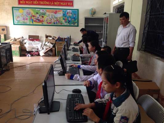 Tân Hiệp Phát và Quỹ Tấm lòng Việt, Đài Truyền hình Việt Nam thông qua phòng máy vi tính này gửi gắm lời chúc các em học sinh Xuân Lũng sẽ học tập thật tốt