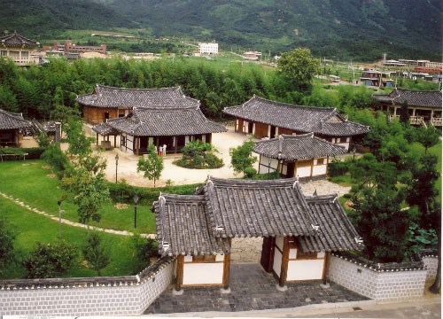 Những căn nhà mái lợp theo phong cách truyền thống tại Hàn Quốc. Nguồn: Wordress