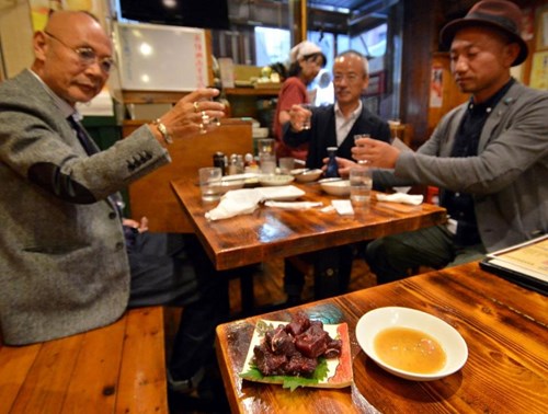 Món ăn được chế biến từ thịt cá voi được chuẩn bị để phục vụ thực khách tại một nhà hàng ở Tokyo trong lễ hội Ebisu. Nguồn: AFP