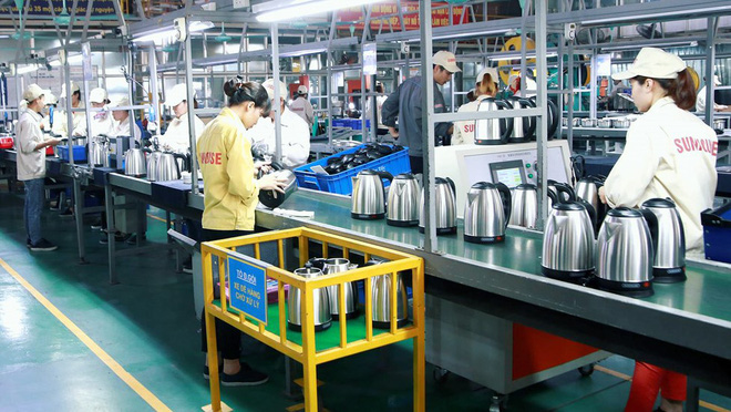 Hoạt động sản xuất và lắp ráp ấm siêu tốc tại nhà máy Sunhouse Việt Nam.