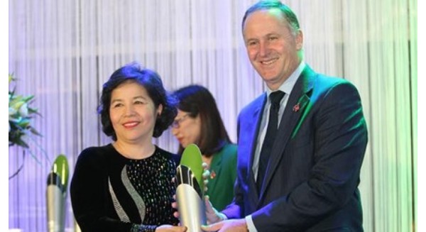 Thủ tướng John Key trao giải thưởng New Zealand ASEAN cho bà Mai Kiều Liên.