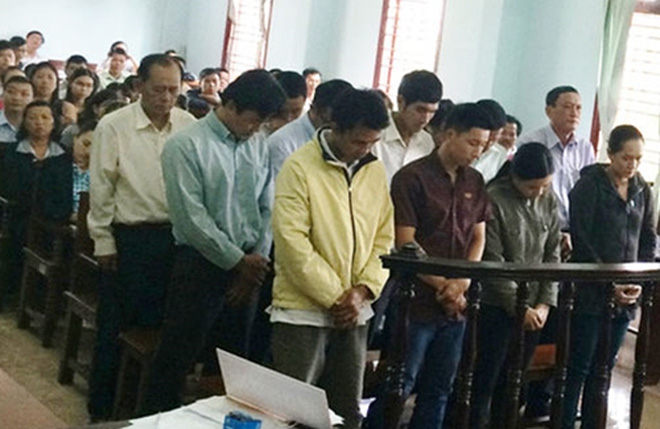 Ông Minh (ngoài cùng bên phải hàng thứ hai) tại phiên xét xử sơ thẩm.