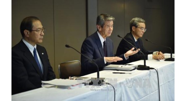 Chủ tịch Tập đoàn Toshiba Hisao Tanaka (giữa) trong cuộc họp báo từ nhiệm tại Tokyo ngày 21/7. Ảnh: AFP/ TTXVN
