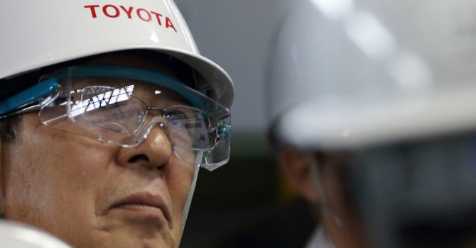 Toyota Motor cũng đang "nhấp nhổm" điều chỉnh triển vọng hai quý cuối năm 2015. Ảnh: Bloomberg