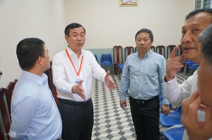 Thứ trưởng Bộ Giáo dục và Đào tạo Nguyễn Văn Phúc kiểm tra phòng chờ cho thí sinh tại điểm thi THPT Lê Quý Đôn, quận 3, TP HCM ngày 5/7