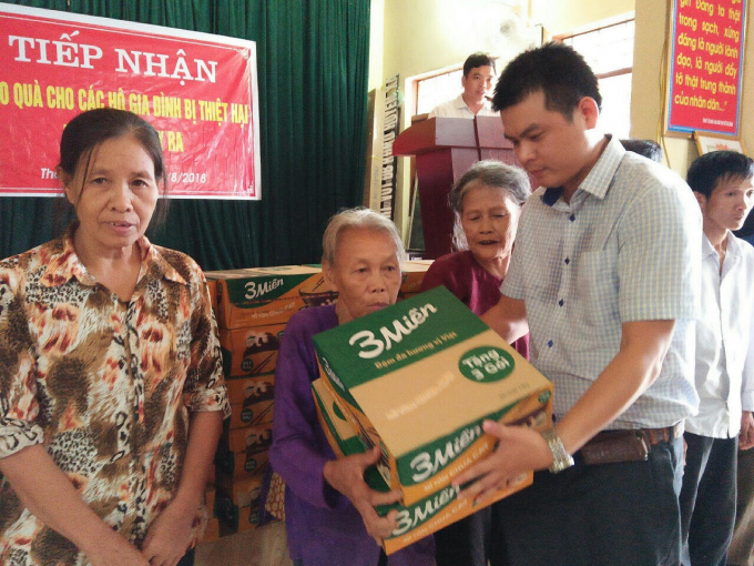 Ông Đặng Trung Cường, GĐ Công ty Reporter VN, đại diện Báo Doanh nghiệp VN trao quà cho người dân xã Thanh Xuân, huyện Thanh Chương, tỉnh Nghệ An.