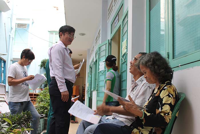 Ông Dương Minh Hải – Chủ tịch UBND P.9, Q.3 thăm hỏi sức khỏe của người dân 