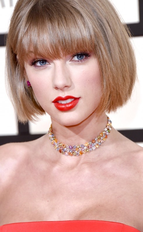 Taylor Swift xinh đẹp và sang trọng với chiếc vòng cổ choker thời thượng.
