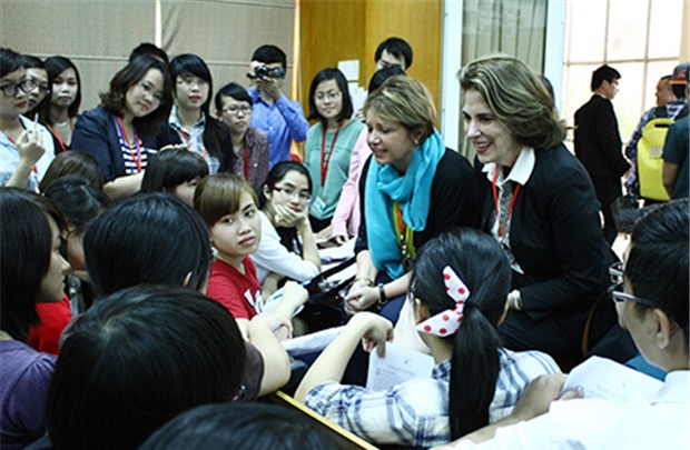 SV tự tin giao tiếp bằng tiếng Anh với nữ lãnh đạo người nước ngoài.