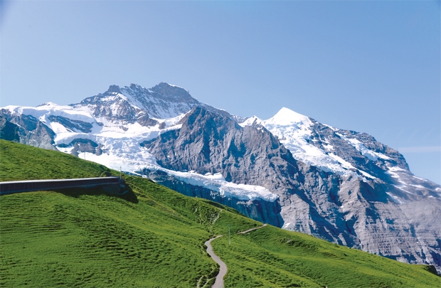 Cung đường lên đỉnh Jungfrau. Chóp núi tuyết phía xa cạnh đỉnh Jungfrau là Sừng Bạc (Siverhorn)
